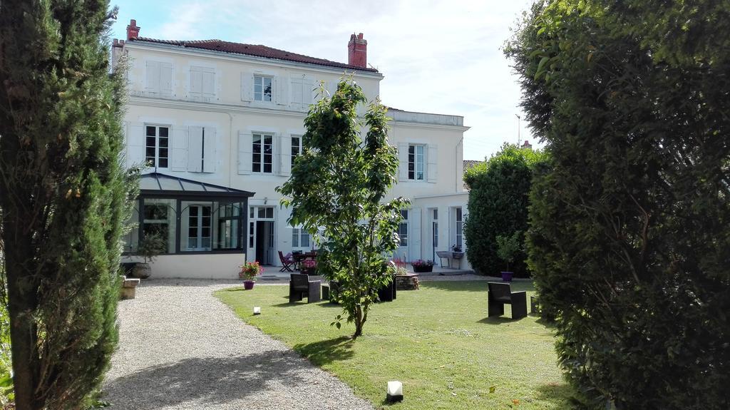 H De Surgeres Bed & Breakfast Dış mekan fotoğraf