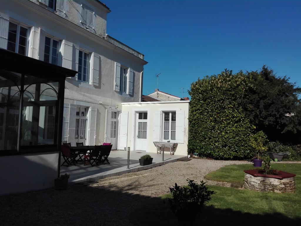 H De Surgeres Bed & Breakfast Dış mekan fotoğraf